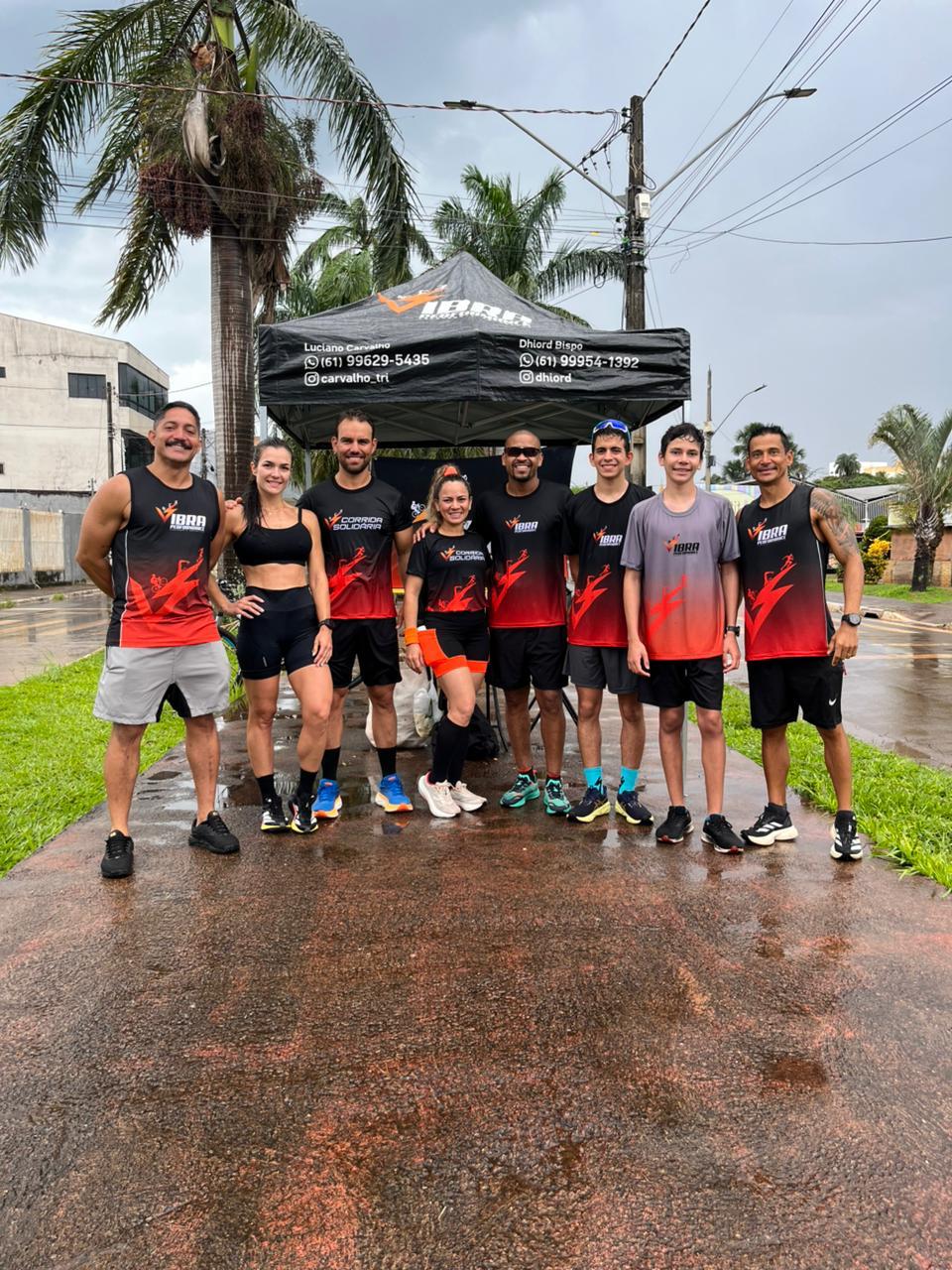 Grupo de corredores reunido após um treino de rua